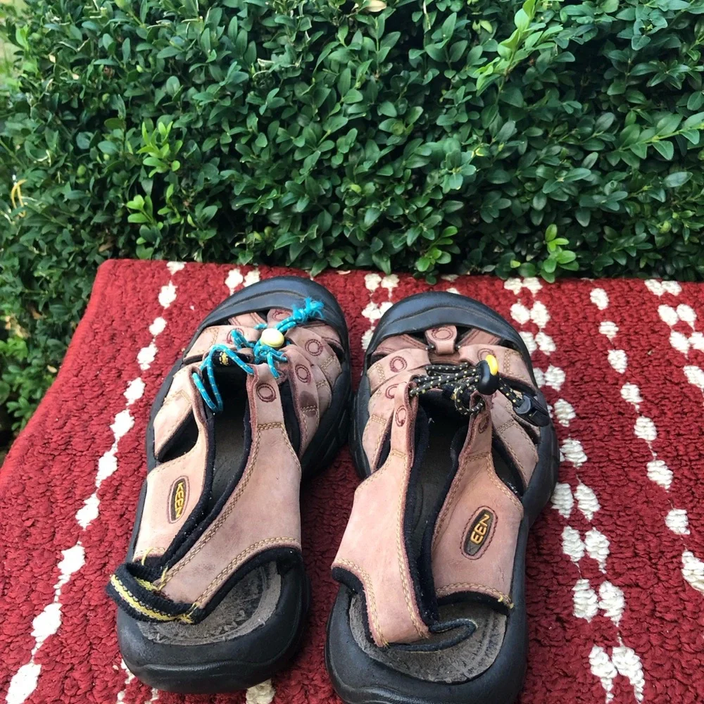 Keen Newport Men’s Brown Leather Sandals with Blue Lace Accents Size 7